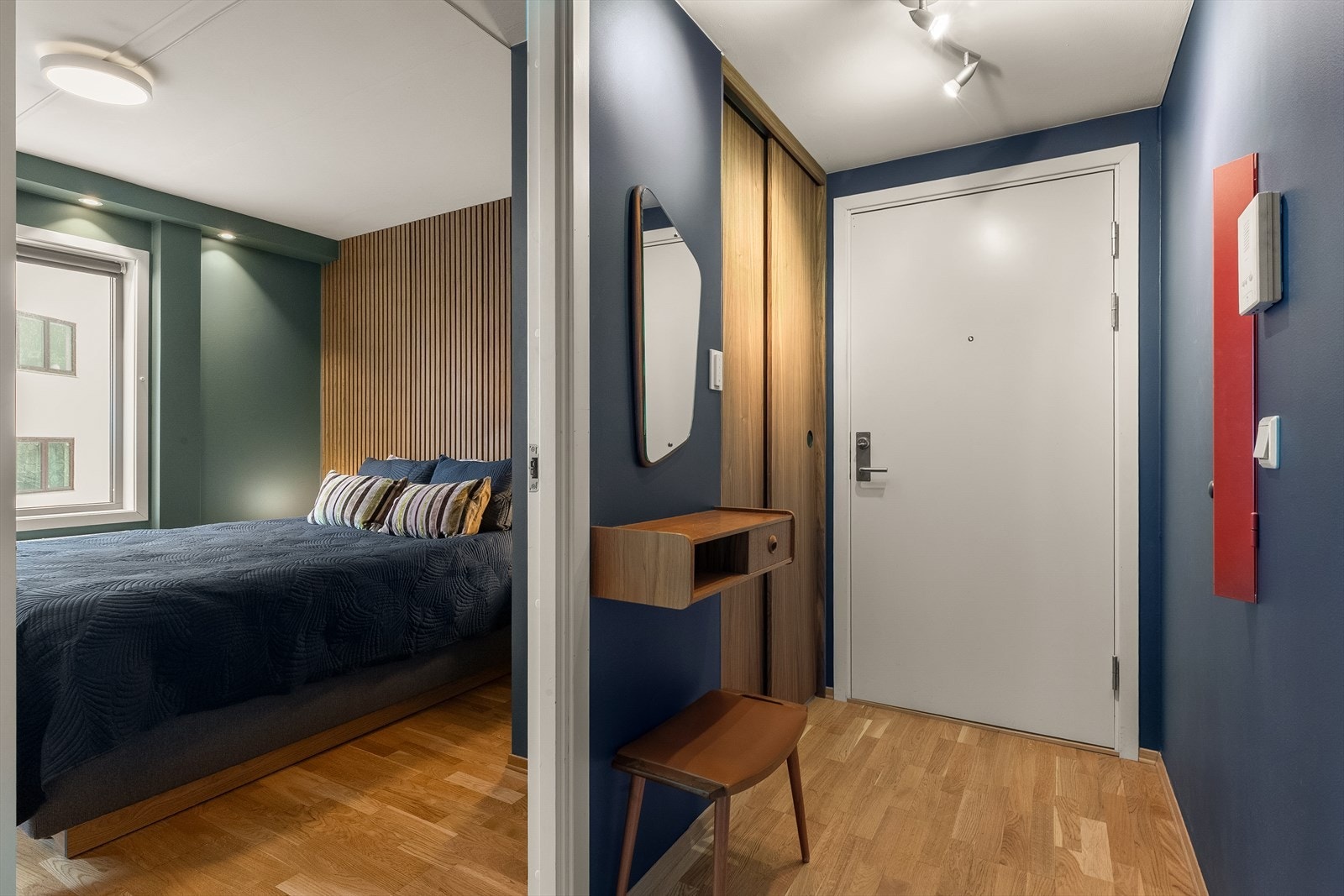 Skyvedørsgarderobe i gang. Galleribilde