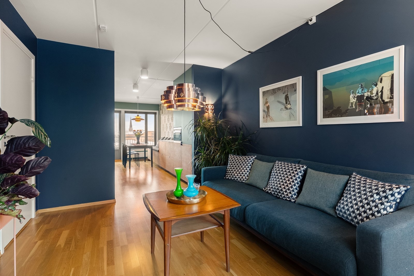 Boligen er malt i tidsriktige toner, og har god plass til stor sofa. Galleribilde