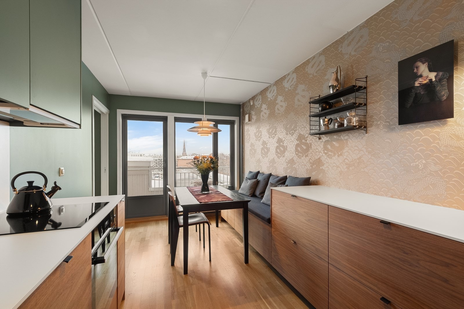 Kjøkkenet byr på smarte oppbevaringsmuligheter, og har spesiallagde løsninger og fronter/benkeplate fremskaffet av snekker. Galleribilde