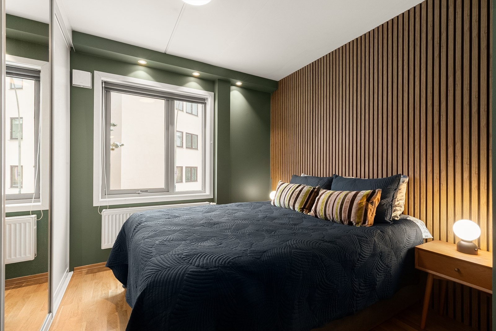 Hovedsoverommet holder en stor gulvflate og har en stor skyvedørsgarderobe. Galleribilde