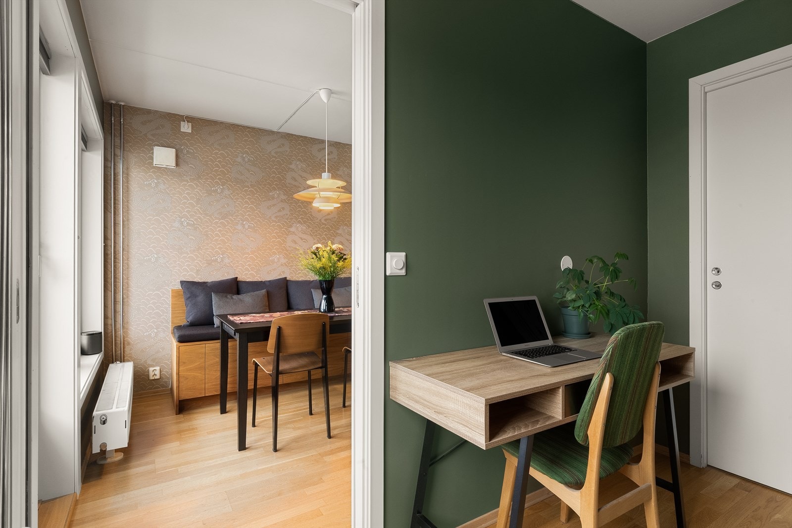 Boligens andre soverom har en praktisk bod, og anvendes i dag også som kontor. Galleribilde