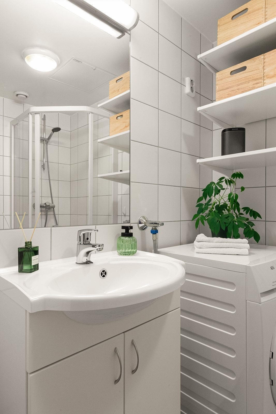 Baderom gjort i regi av borettslaget. Speil med lys, opplegg for vaskemaskin. Galleribilde