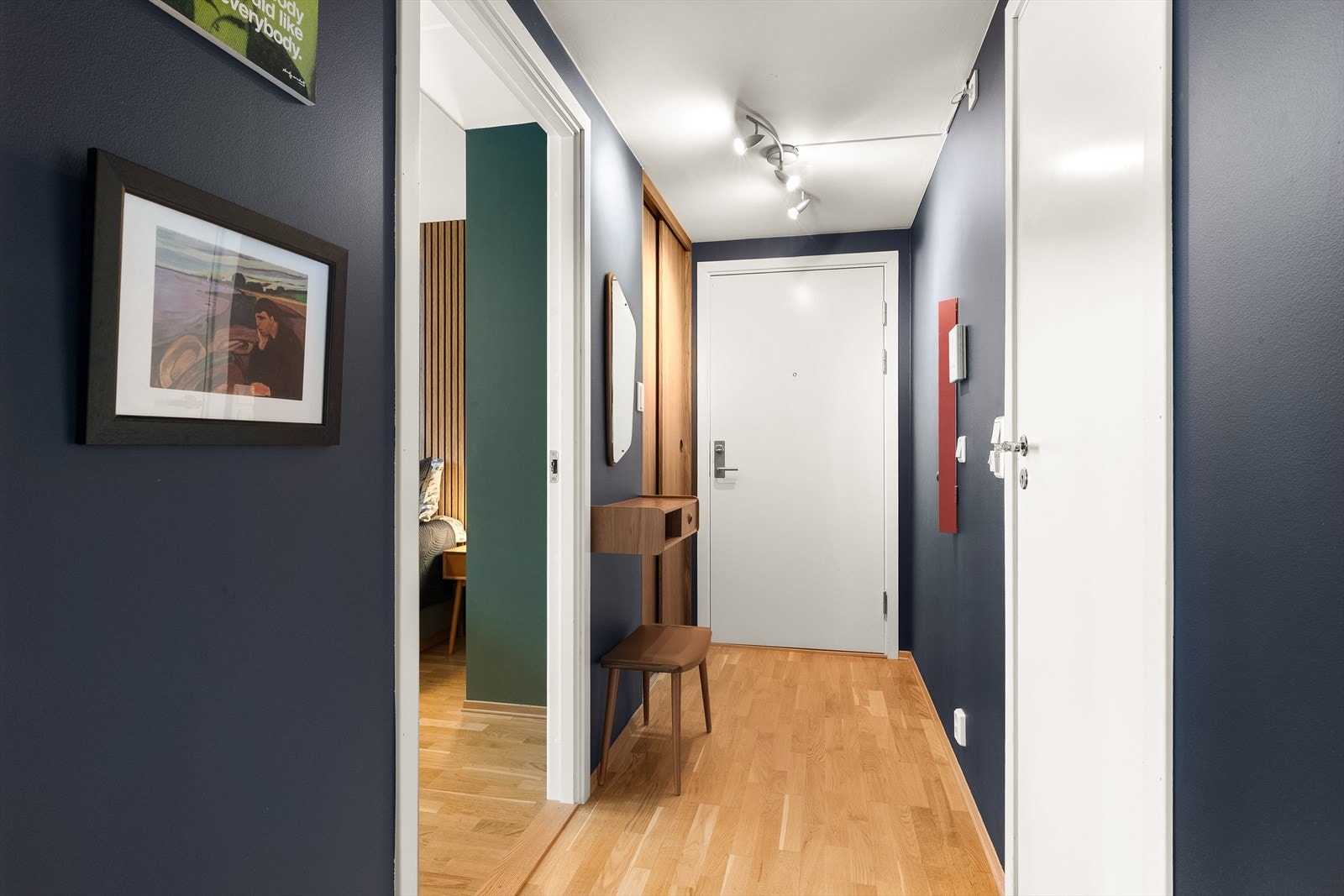 Romslig entré med plassbygget garderobeskap. Galleribilde