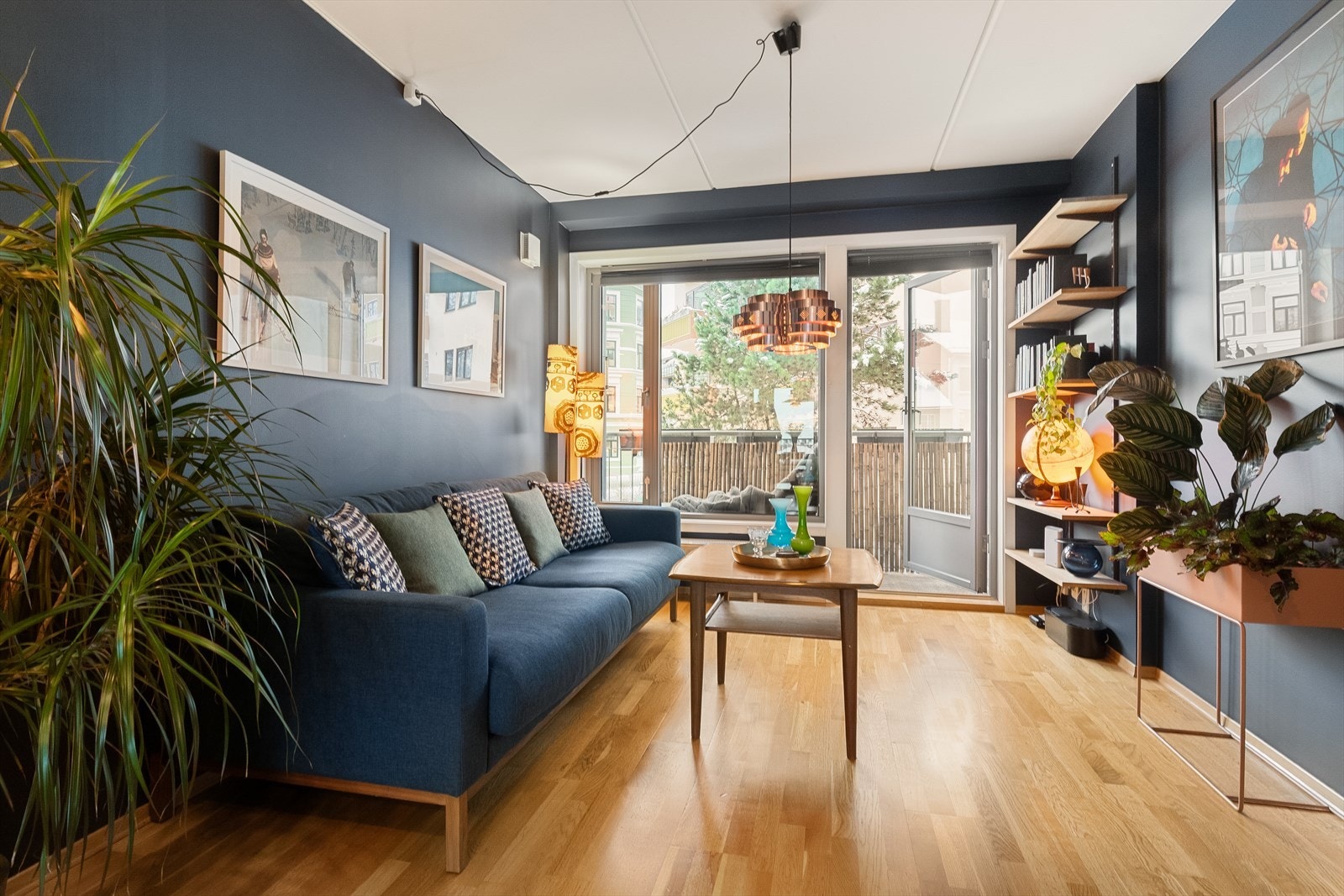 Her sitter man usjenert. Galleribilde