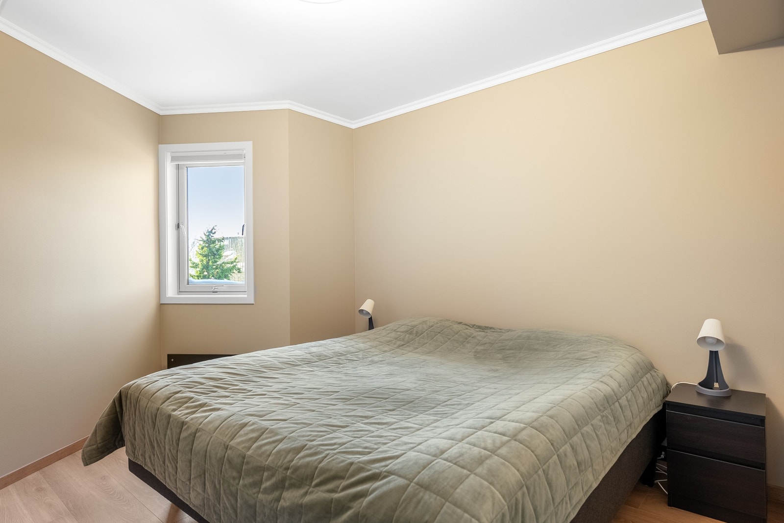 Soverom 2 er også romslig og har god plass til dobbeltseng og garderobeløsning Galleribilde