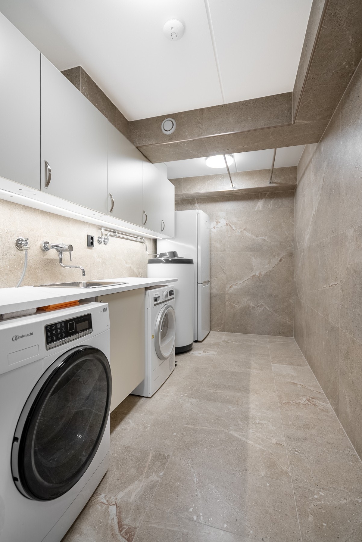 Rommet er praktisk innredet og har også ny varmtvannsbereder Galleribilde