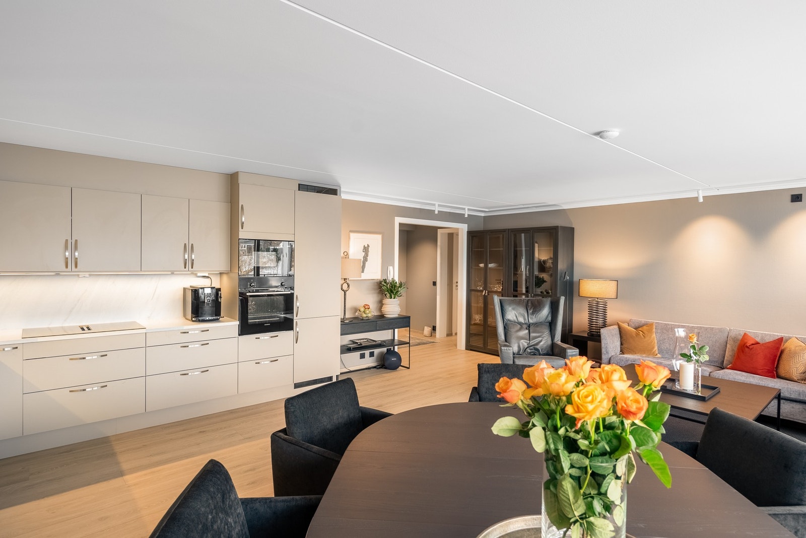 Stue og kjøkken i åpen løsning Galleribilde