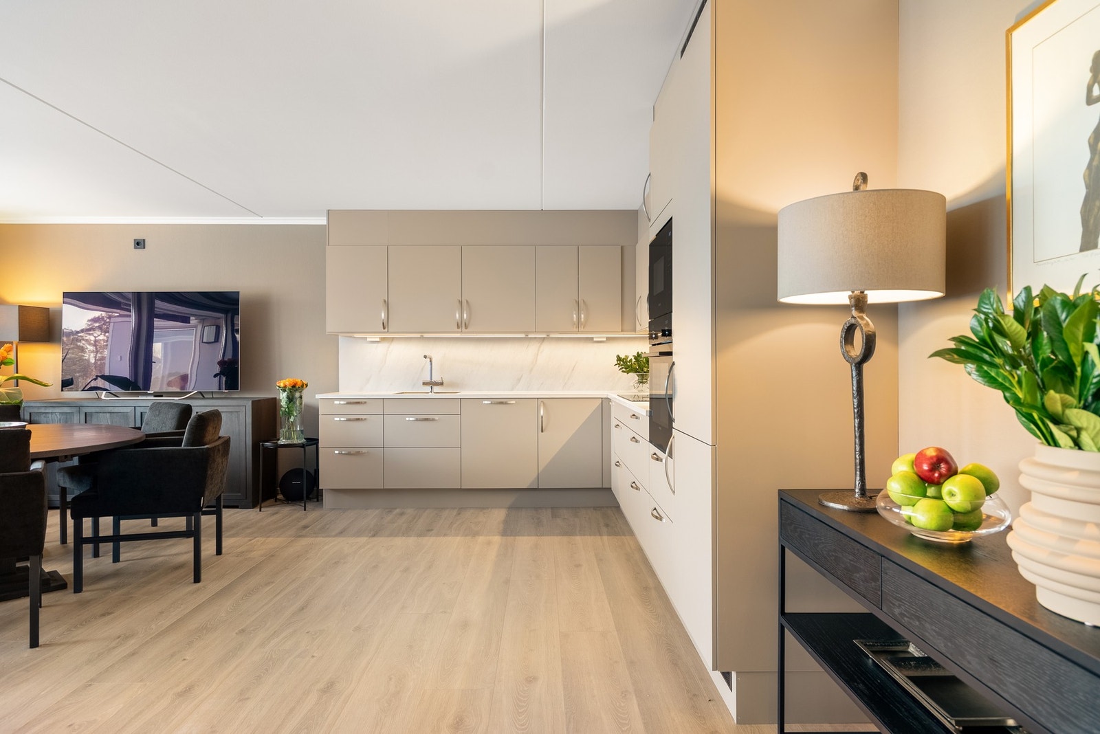 Kjøkkenet har slette fronter i fargen "Stockholm", laminert benkeplate og "splashboard" mellom benk og overskap Galleribilde