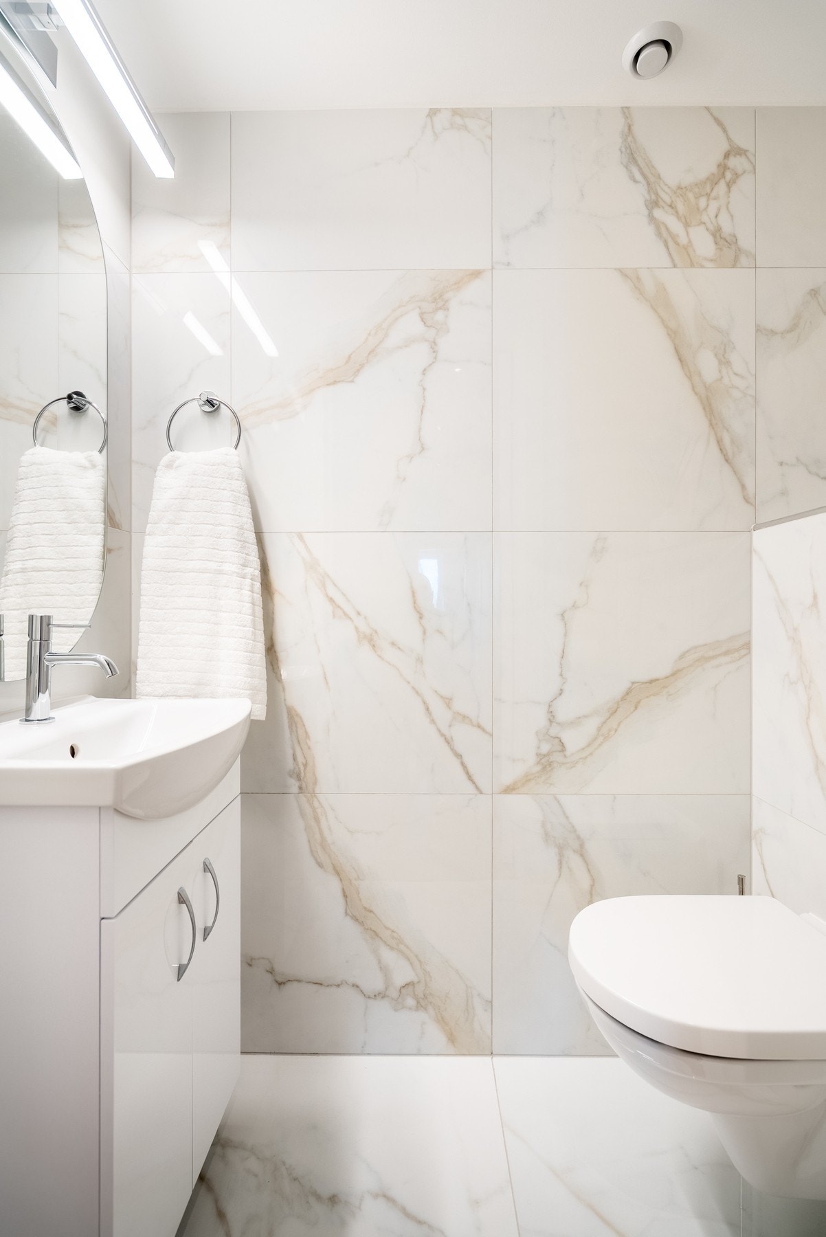 Separat toalettrom med varmekabler som også ble oppusset i 2025. Alt nytt! Galleribilde