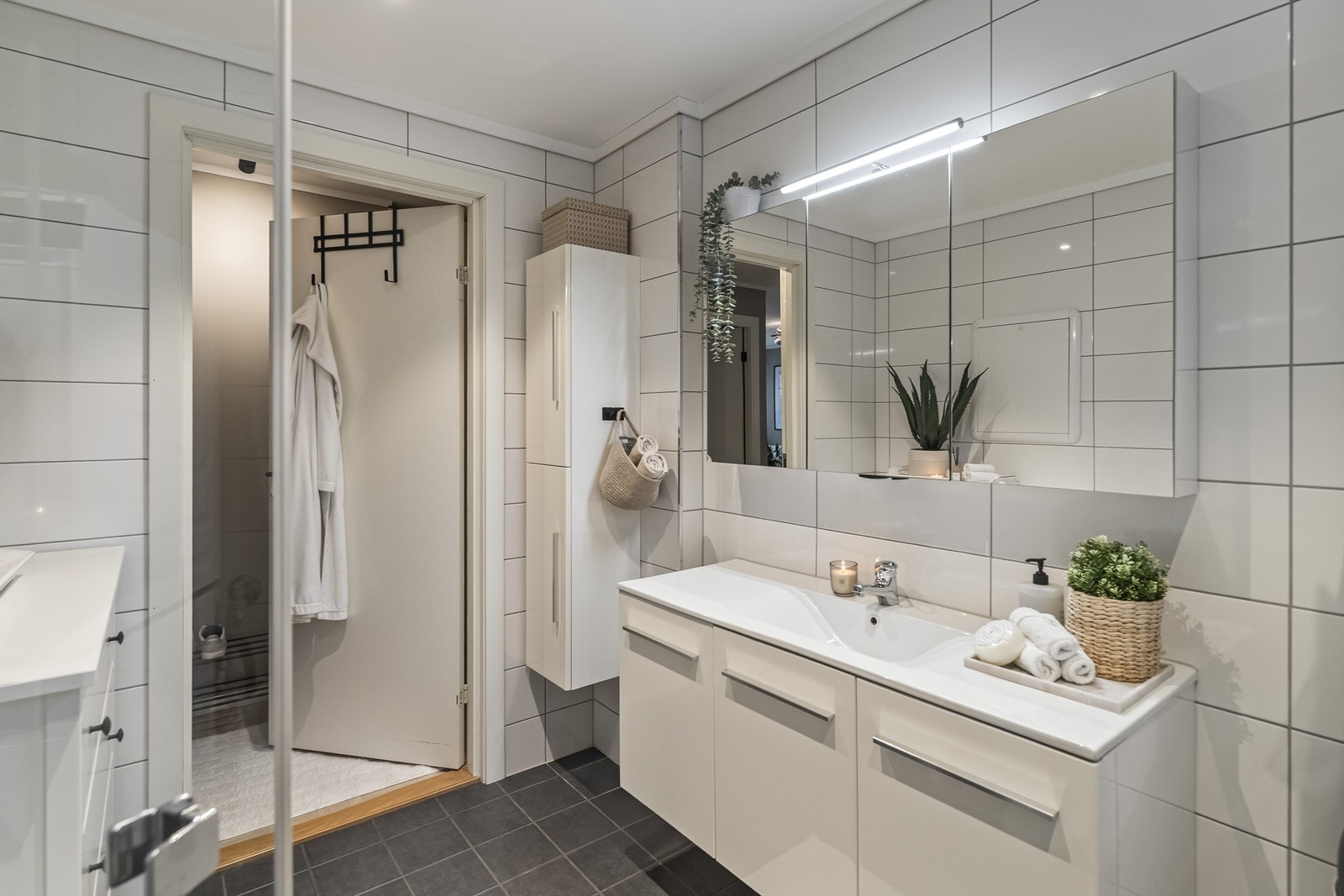 Badet har god plass i skaper og skuffer Galleribilde