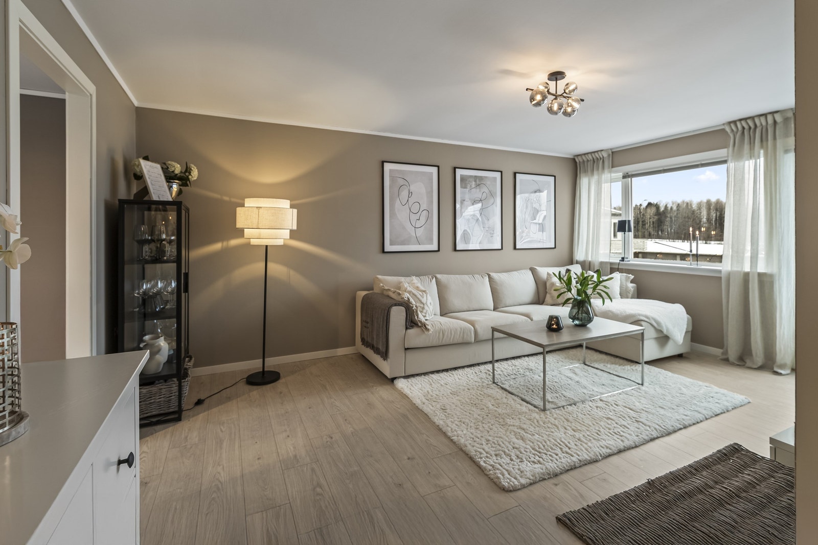 I stuen har man god plass til både salong og spisestue, eller man kan ha spisestuen på kjøkkenet og desto større salong i stuen Galleribilde