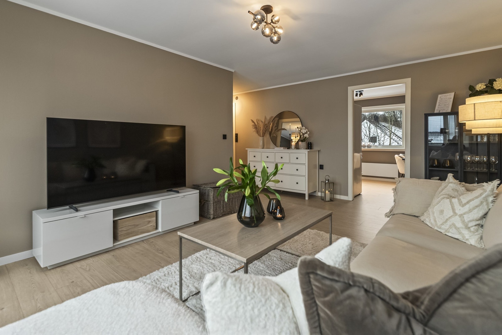 Leiligheten har gjennomgående lys fra store vindusflater Galleribilde