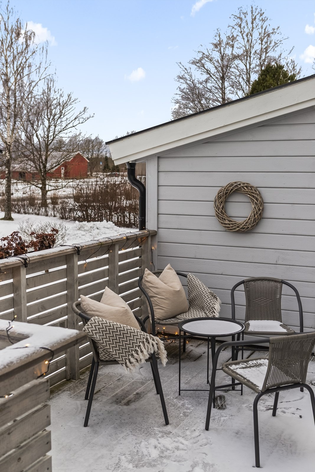 Det er god plass til utemøblement på verandaen Galleribilde