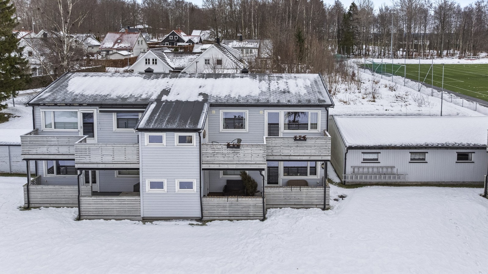Leiligheten ligger solrikt og usjenert til i 2. etasje Galleribilde
