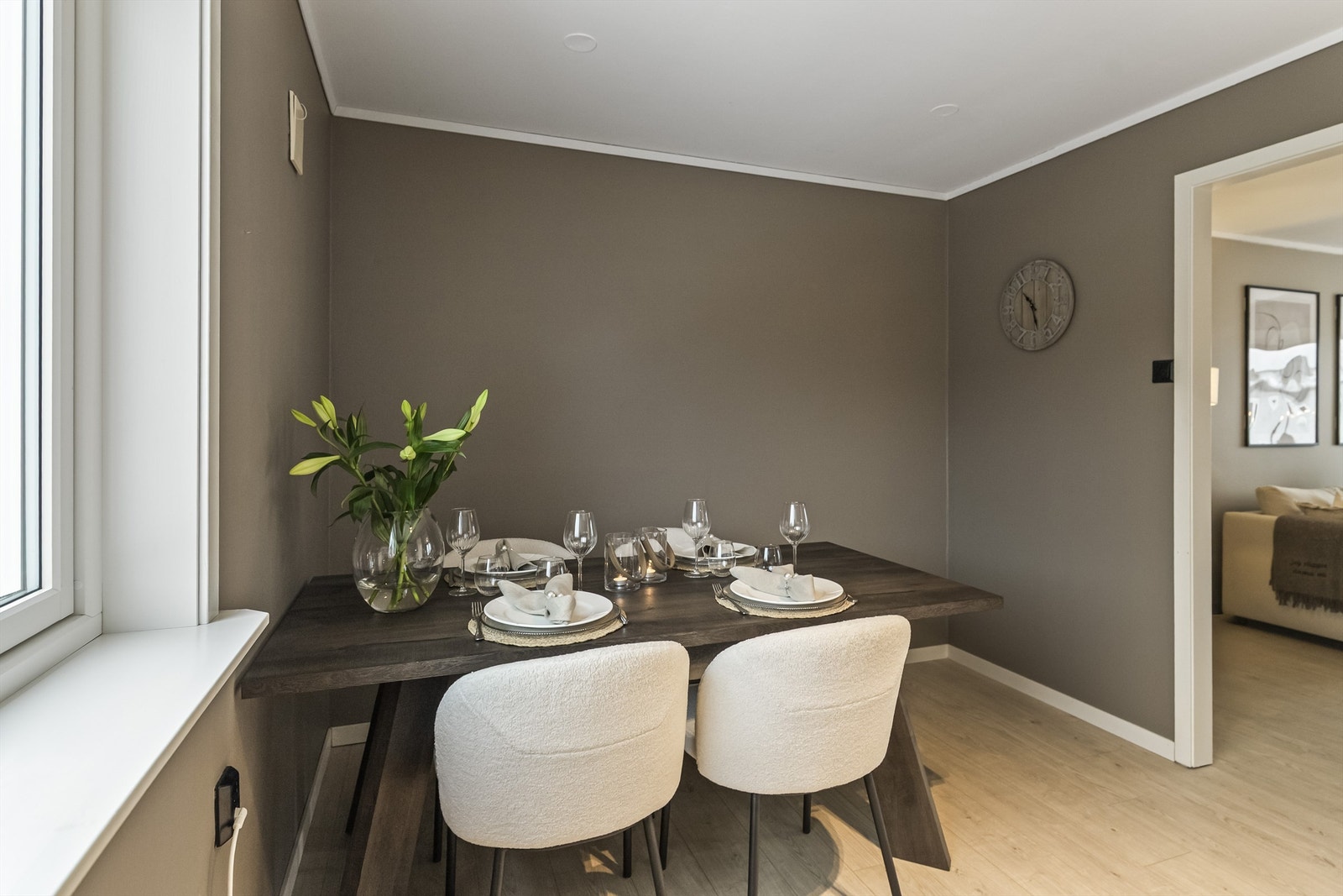 Stort kjøkken med plass til gjester og familie Galleribilde