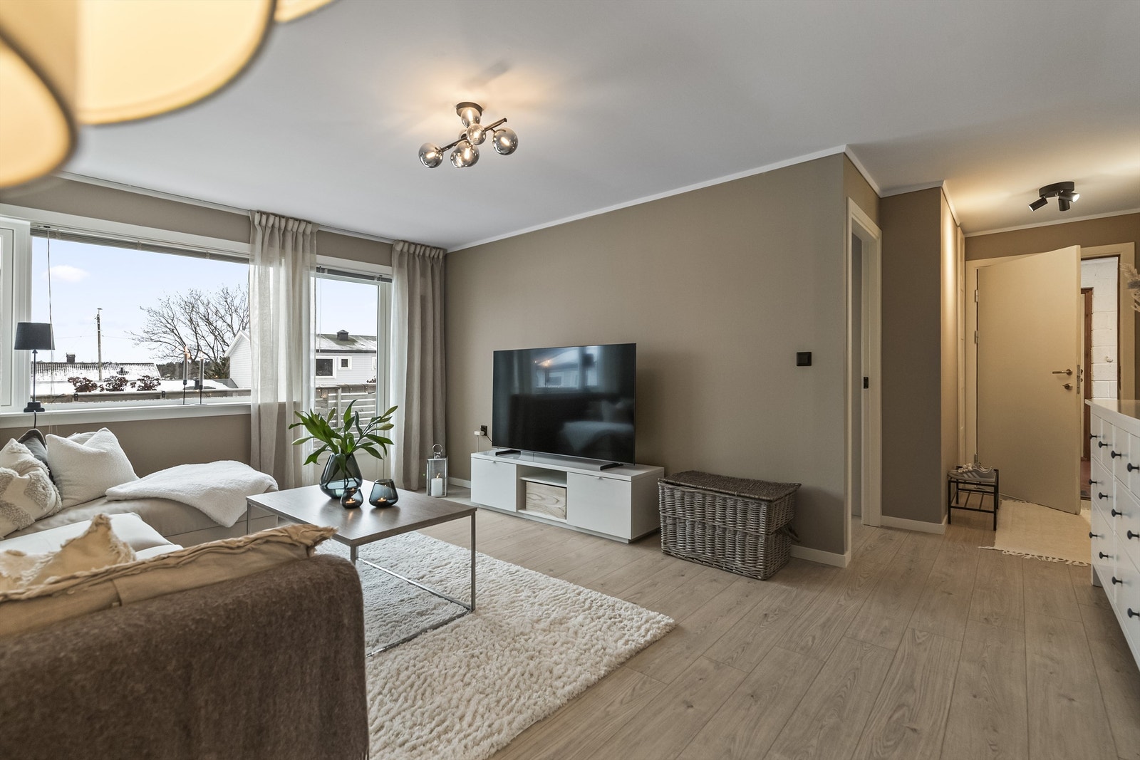 Leiligheten er pusset opp med delikate fargevalg på vegger og nye gulv Galleribilde