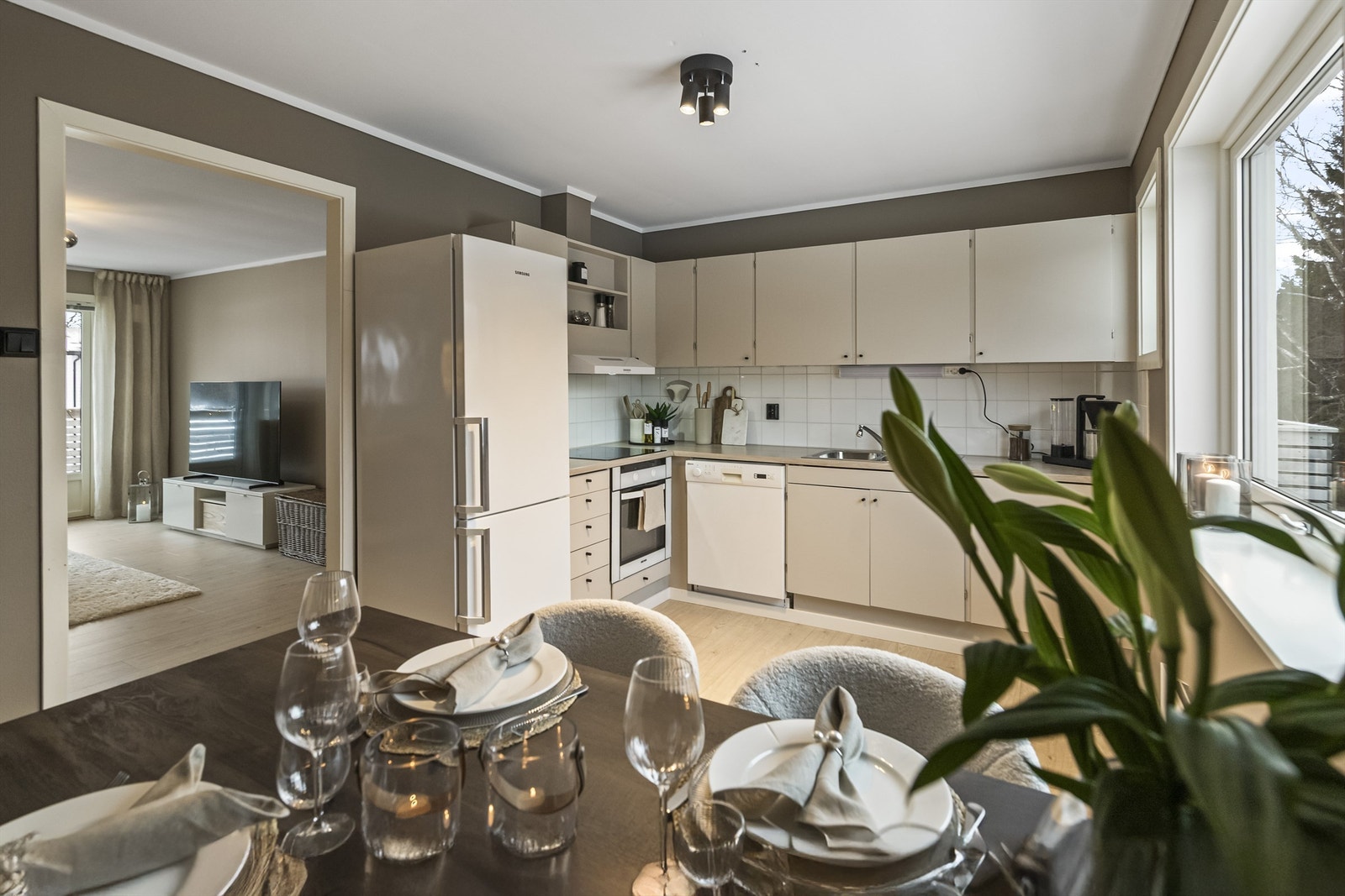 Fargene i leiligheten går ton i ton i moderne varme fargevalg Galleribilde