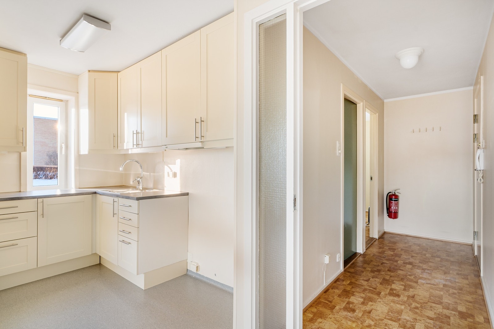 Gang på 4,5 kvm. Plass til ønsket garderobeløsning. Galleribilde