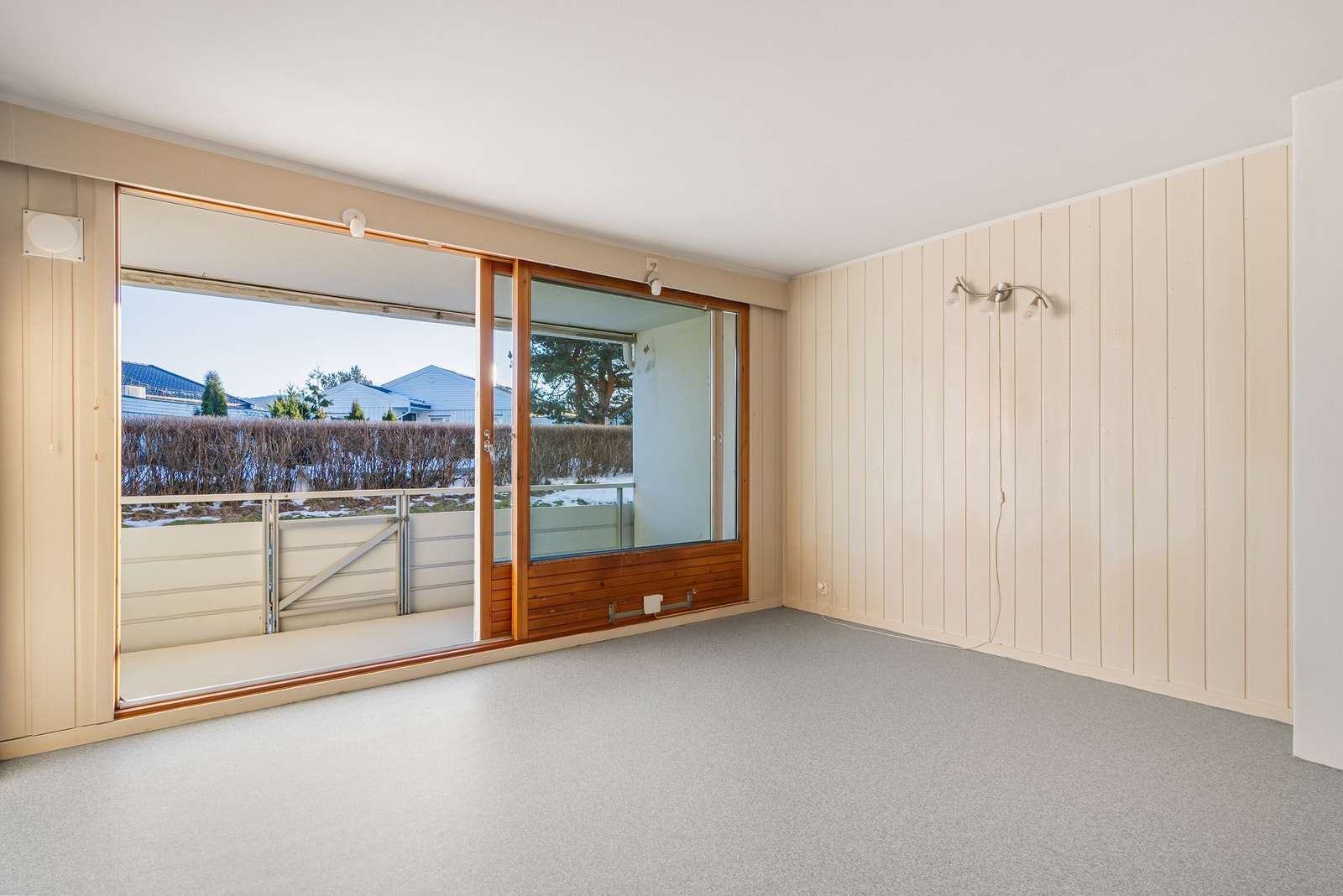 Romslig stue med store vindusflater som slipper inn rikelig med naturlig lys. Galleribilde