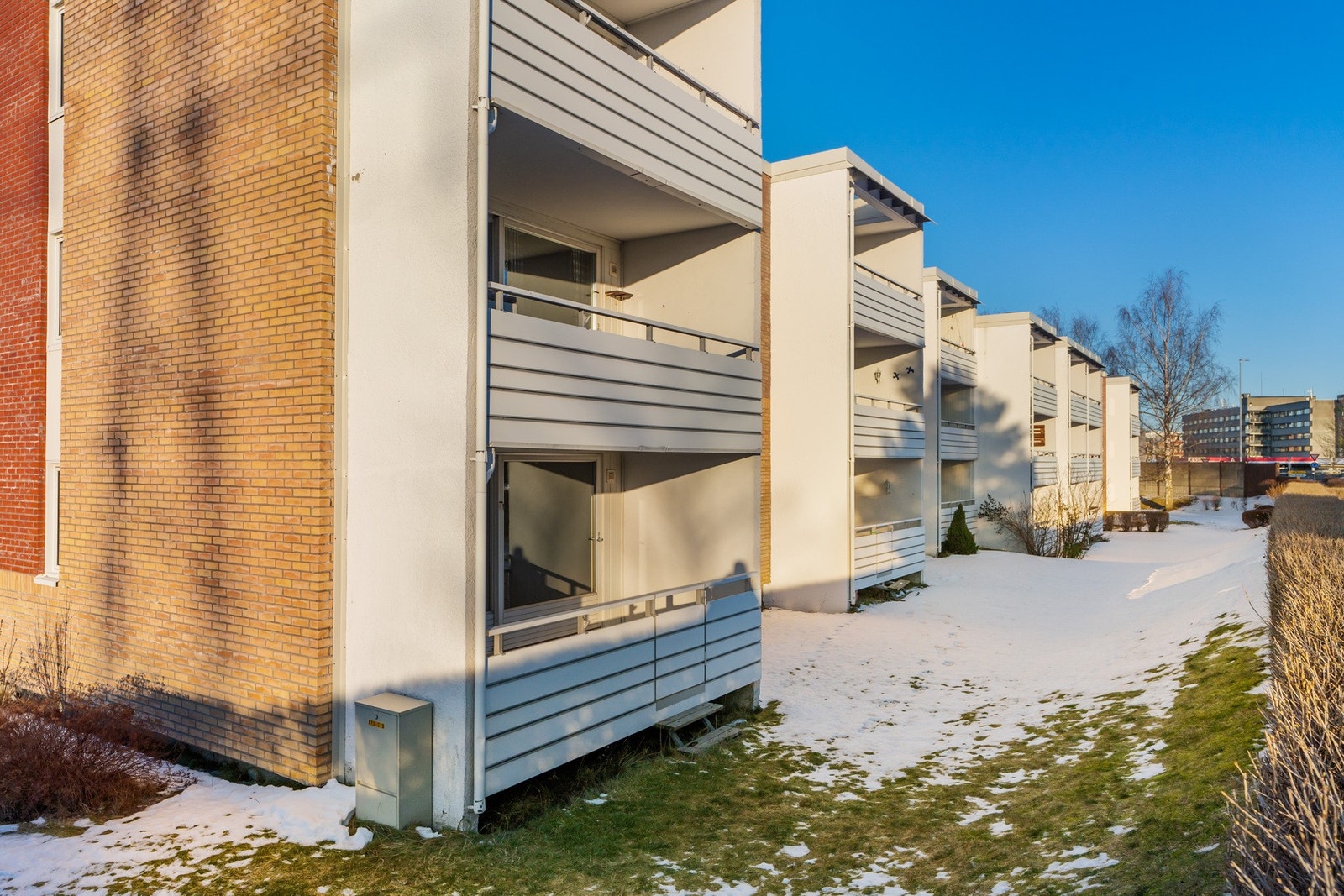 Nabolaget oppleves veldig trygt, og befinner seg 4 minutters gange fra Moholtsenteret. Galleribilde