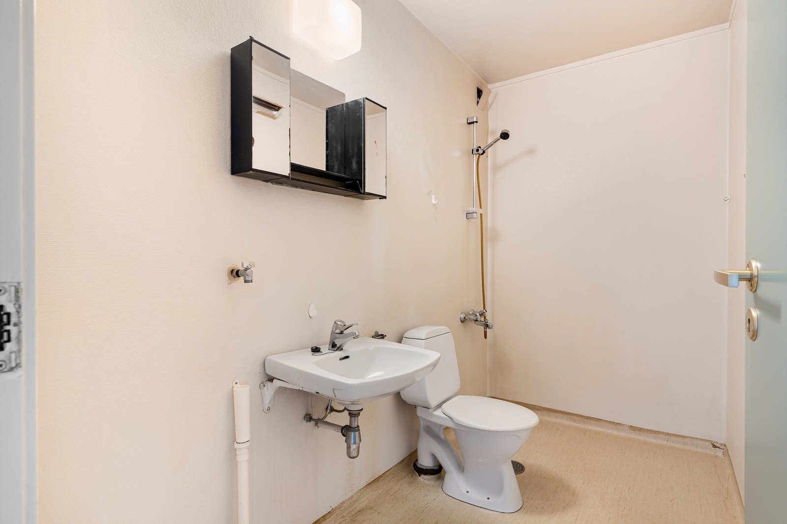 Bad med enkel standard. Klart for modernisering etter eget ønske. Galleribilde