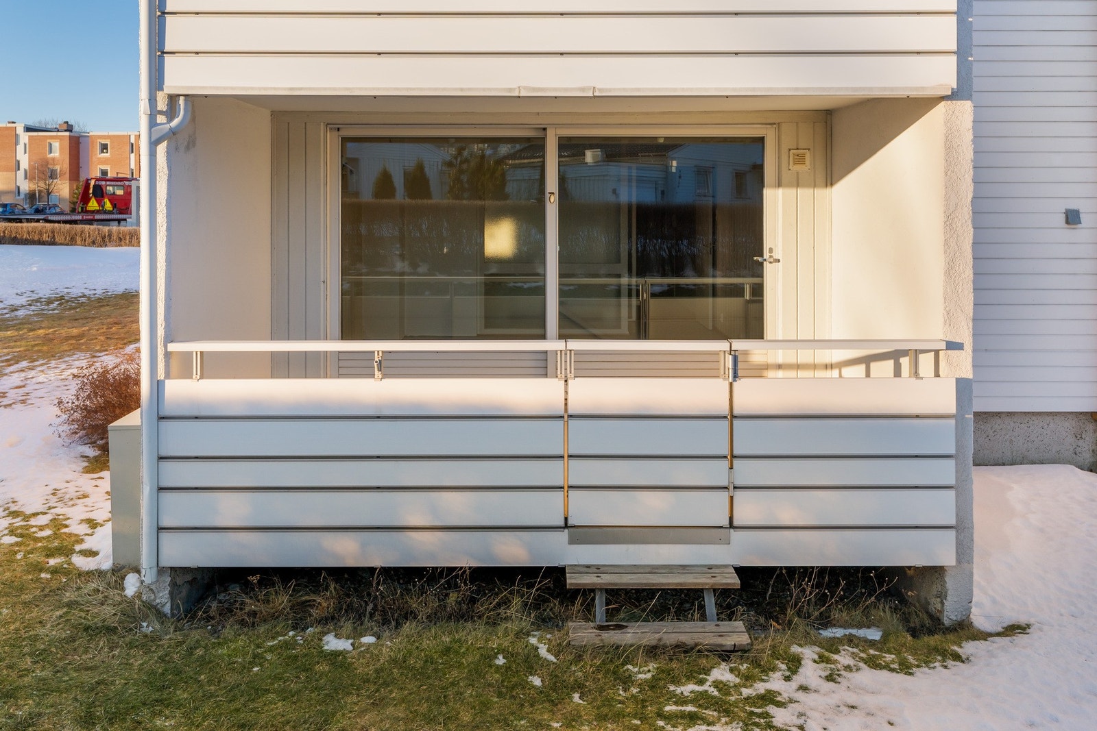 Verandaen sett utenfra. God hjørnebeliggenhet med direkte adkomst fra veranda til fellesområde. Galleribilde