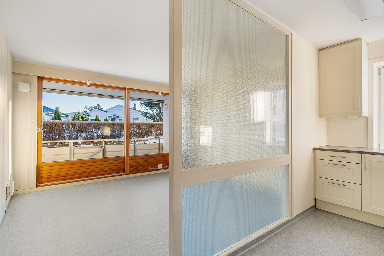 Skilleveggen kan enkelt fjernes for en mer åpen kjøkken/stueløsning. Galleribilde