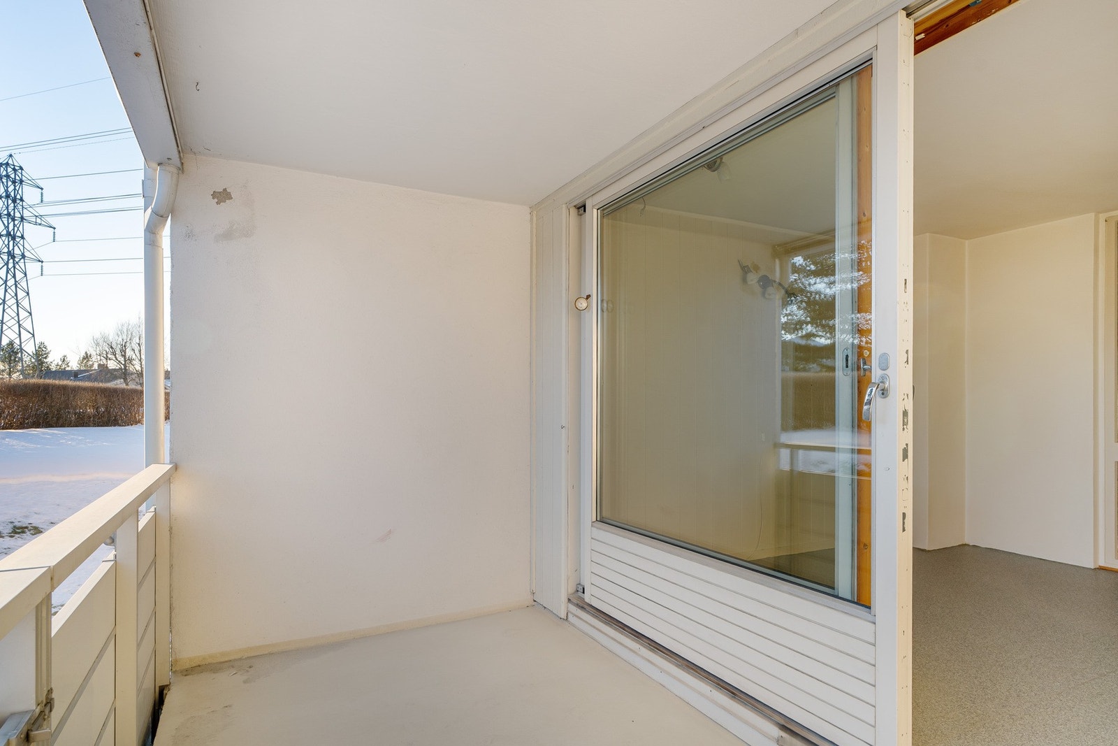 Overbygget sør-østvendt veranda som forlenger utesesongen og gir skjermet uteplass. Galleribilde