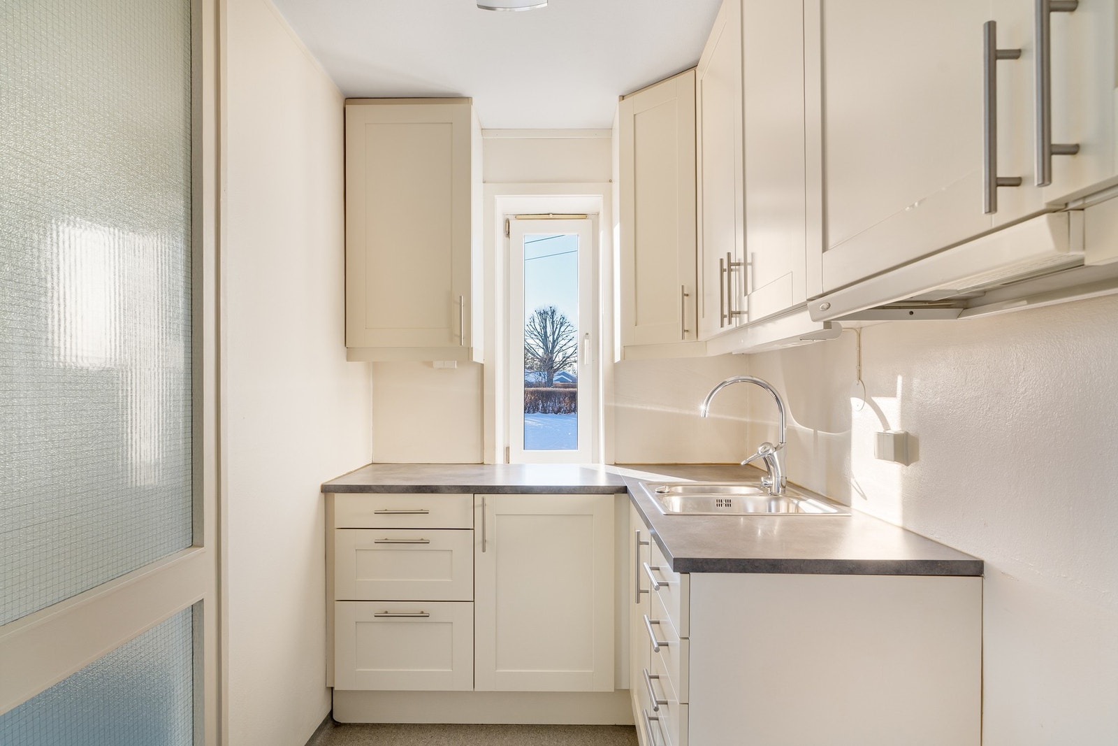 Kjøkken med praktisk planløsning. Galleribilde