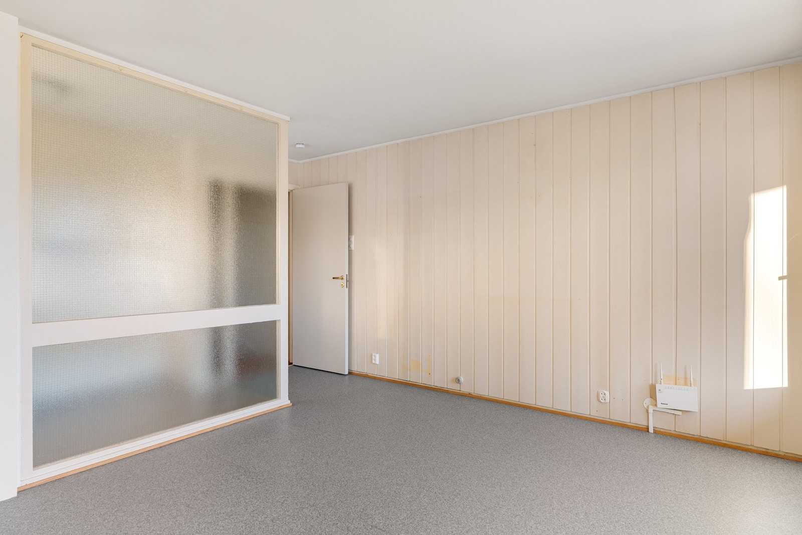 Glass-skilleveggen gir et behagelig lysinnslipp og fin romfølelse på kjøkkenet. Galleribilde