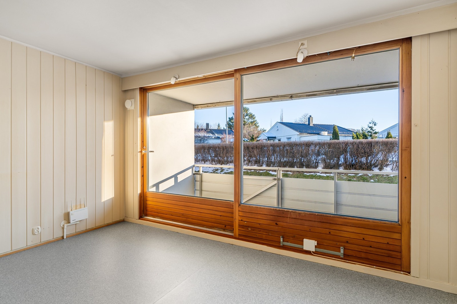 Utgang til veranda på 8 kvm. Et perfekt utgangspunkt for modernisering. Galleribilde