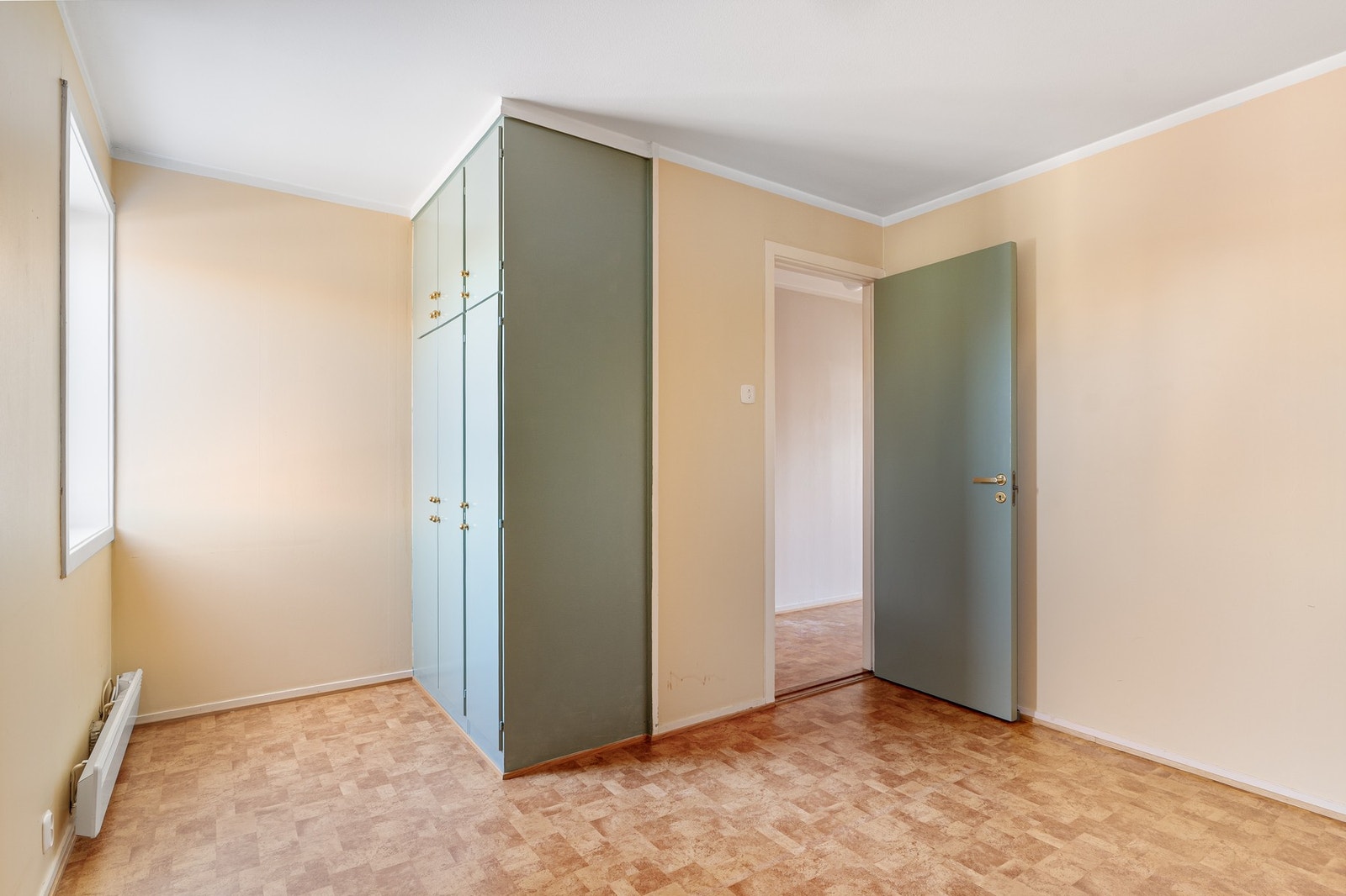 Plassbygd garderobeskap som lett kan fjernes. Galleribilde