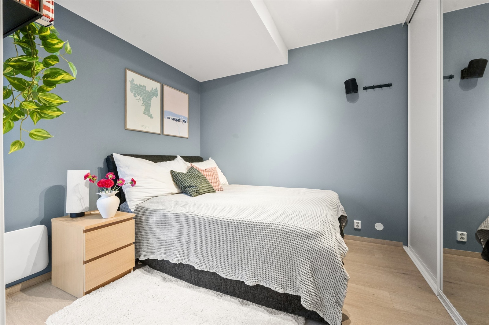 Soverommet er av god størrelse med plass til dobbeltseng og tilhørende møblement. Galleribilde
