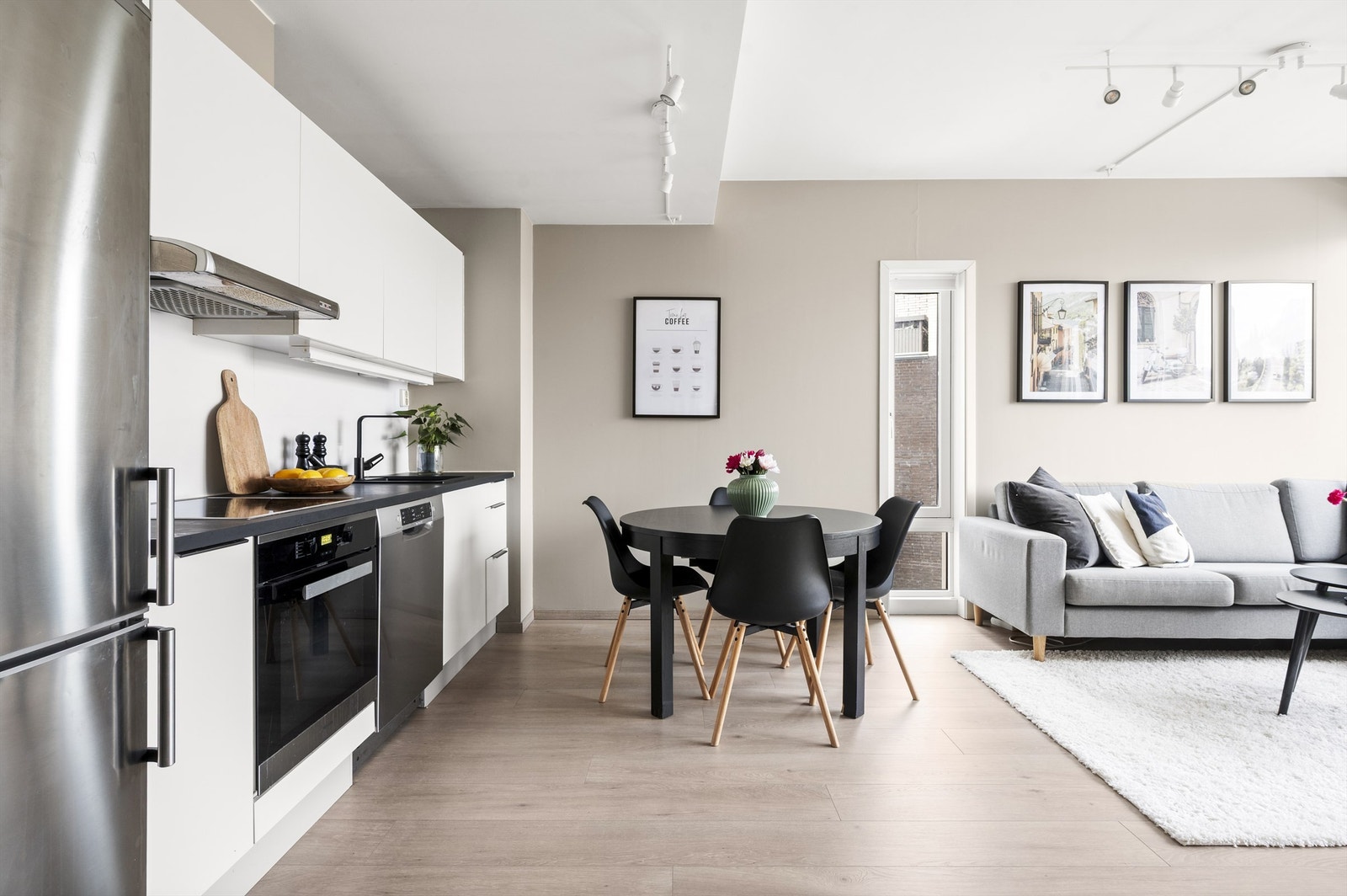 Kjøkkenet er utstyrt med integrert stekeovn og platetopp som medfølger handelen. Galleribilde