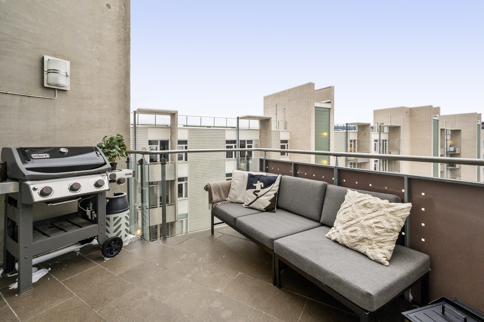 En lys og moderne 2-roms selveier hjørneleilighet med solrik balkong, sentralt i Nydalen. Galleribilde