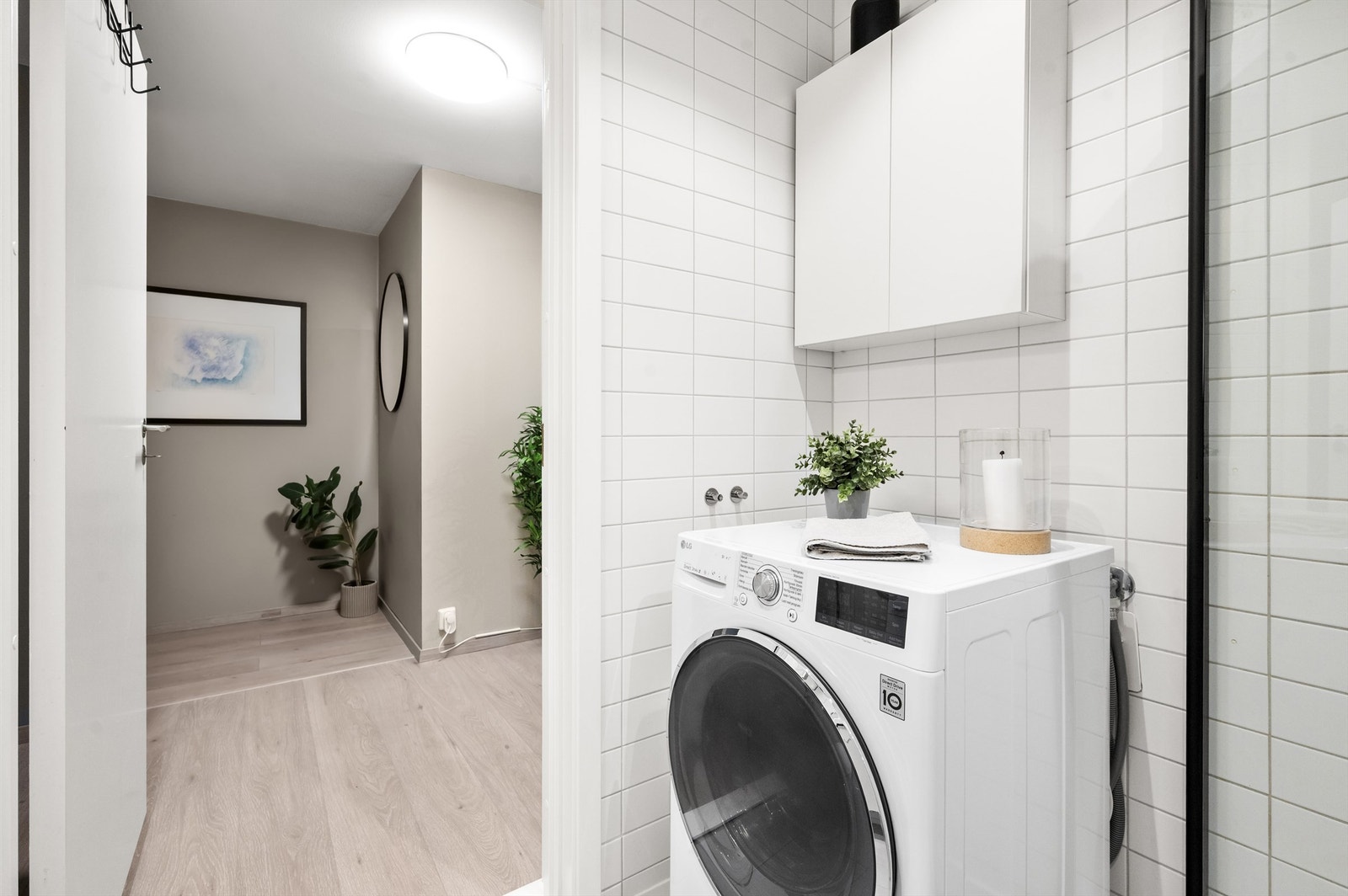 Det er opplegg for vaskemaskin på badet, noe som forenkler hverdagslogistikken. Galleribilde