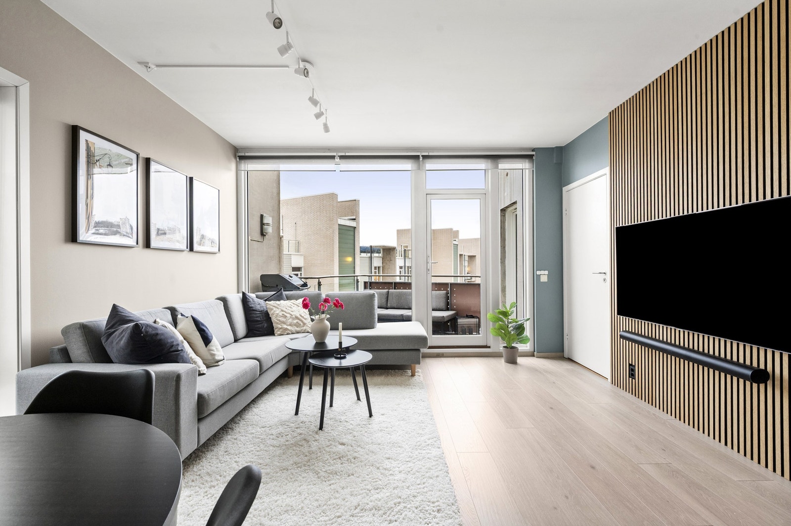 En moderne spilevegg gir karakter til stuen og harmoniserer godt med de andre overflatene. Galleribilde