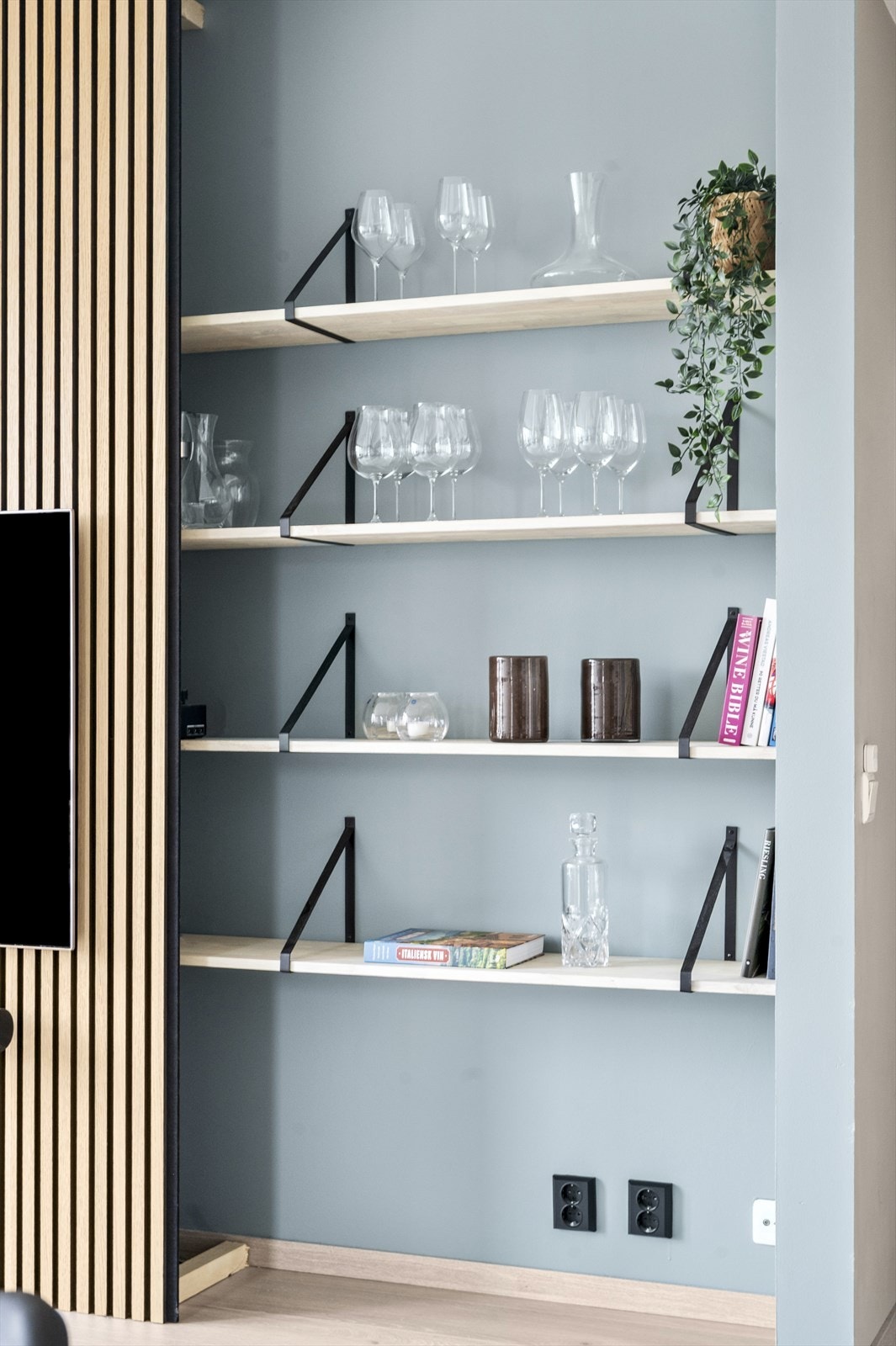 Praktiske og dekorative hyller gir god oppbevaringsplass og et personlig preg. Galleribilde