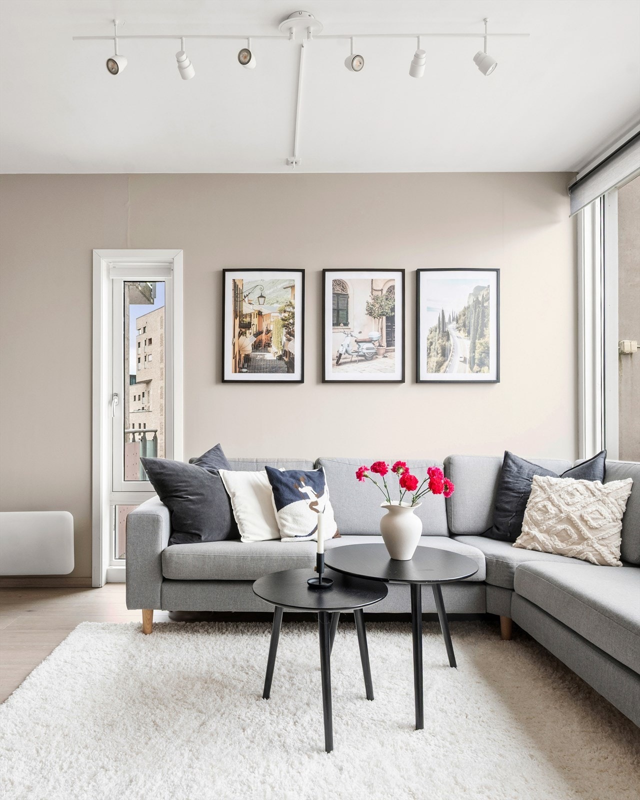 Den generøse takhøyden på 2,64 meter i stuen forsterker den gode romfølelsen. Galleribilde