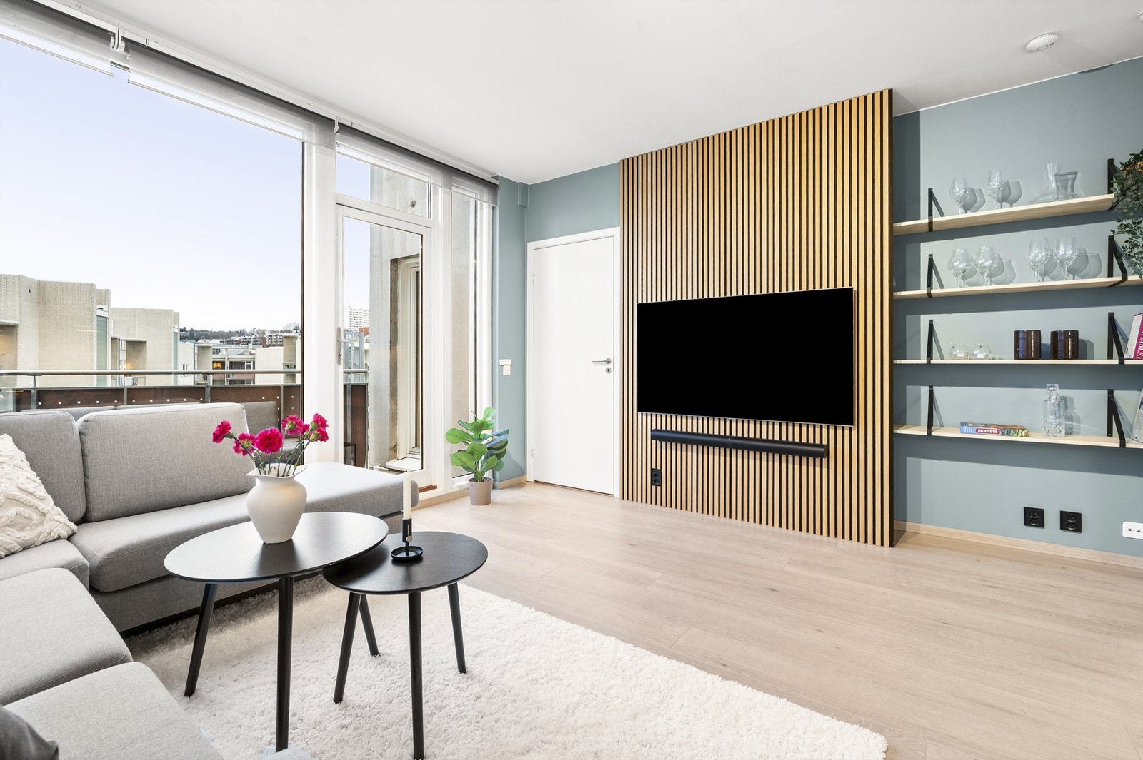 Her er det god plass til både sofagruppe, salongbord, tv-seksjon og spisebord. Galleribilde