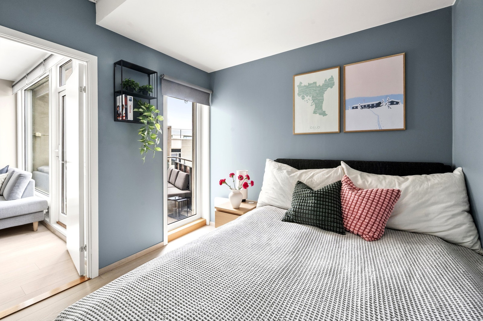 Både vegger og tak på soverommet er nymalt, noe som gir et rent og innflyttingsklart inntrykk. Galleribilde