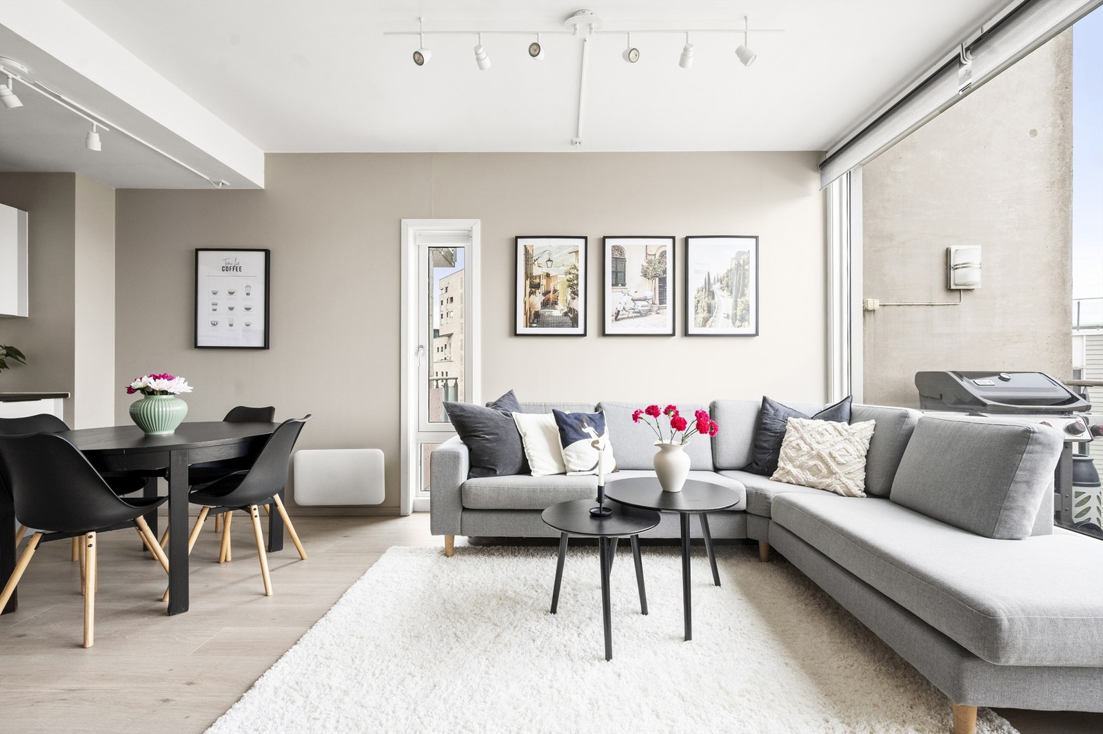 Som hjørneleilighet nyter stuen godt av lysinnslipp fra flere retninger, noe som gir en luftig atmosfære. Galleribilde