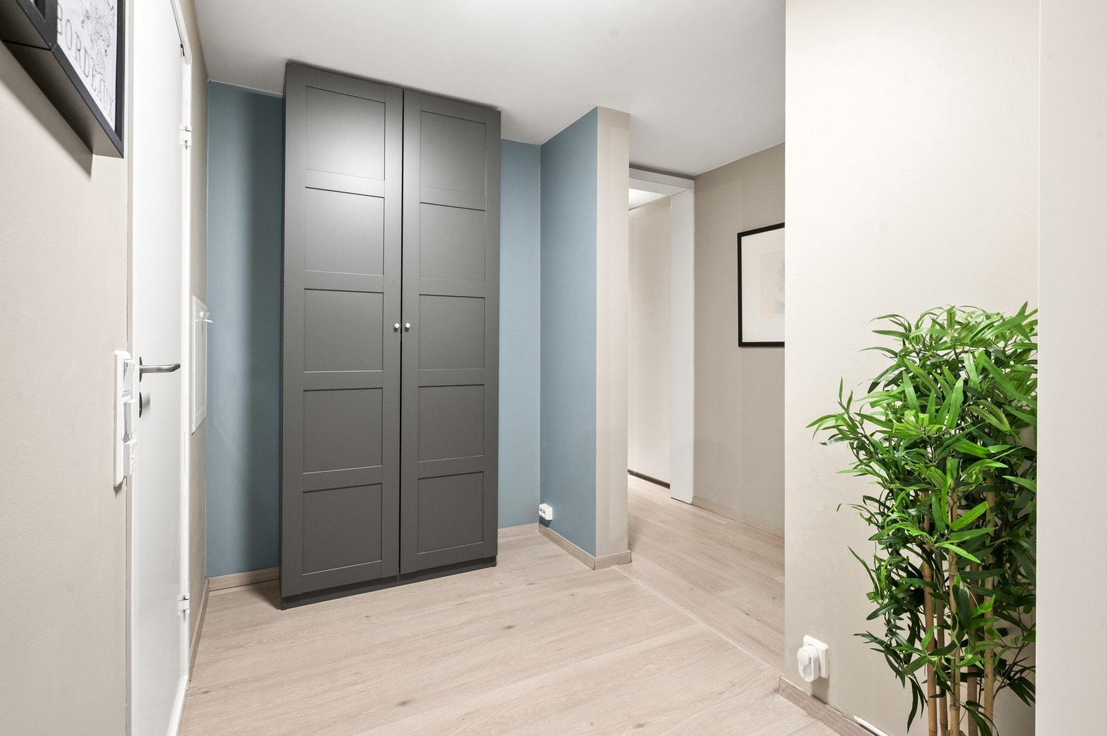 Her er det god plass til å henge fra seg yttertøy og sette fra seg sko. Galleribilde