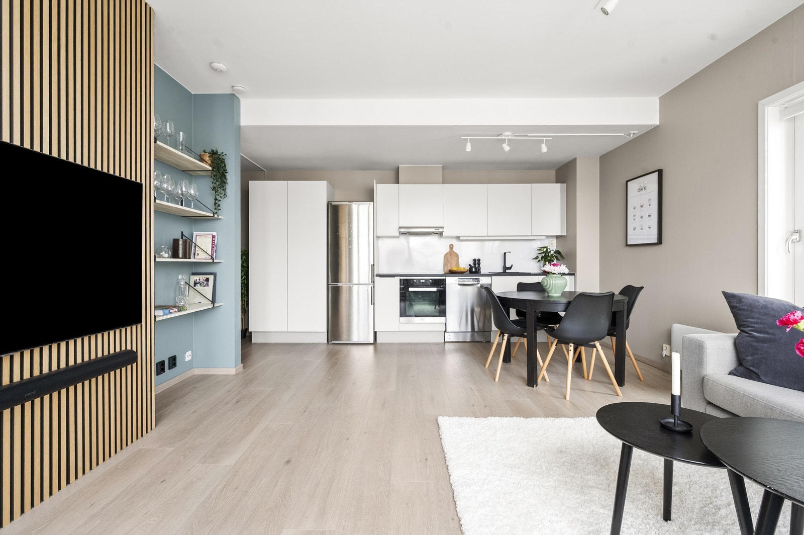 Kjøkkenet er holdt i en sosial åpen løsning mot stuen der du har god kommunikasjon med gjestene mens middagen lages. Galleribilde