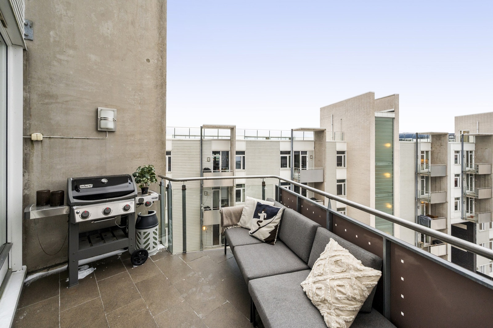 Balkongen har gode solforhold og er et privat uterom med plass for både grill og møblement. Galleribilde