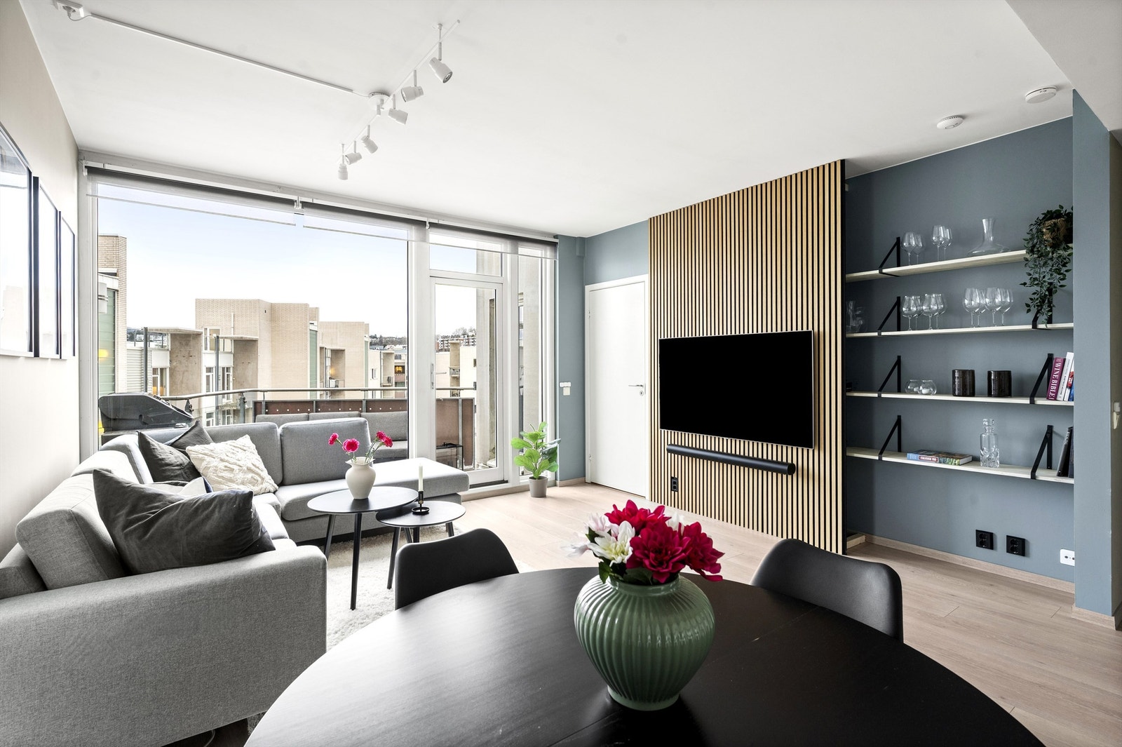 Stuen er romslig og har en naturlig plass for en spisegruppe for hyggelige sammenkomster. Galleribilde