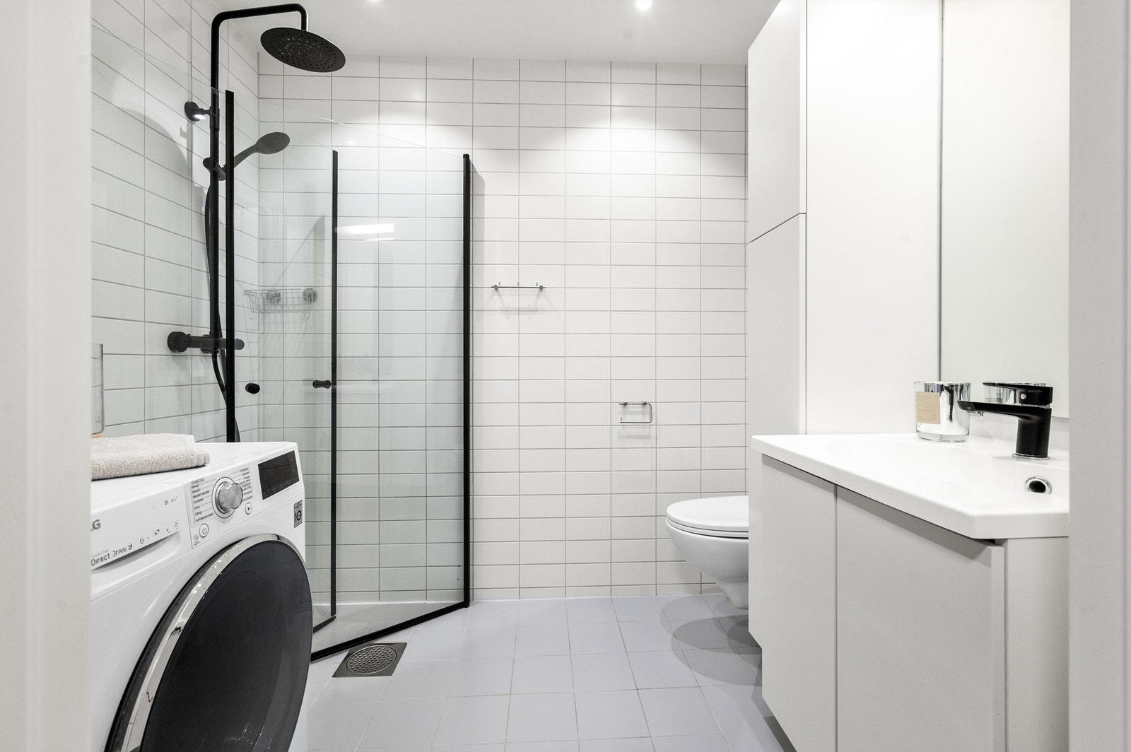 Pent, flislagt bad med elektriske varmekabler i gulvet for økt komfort. Galleribilde