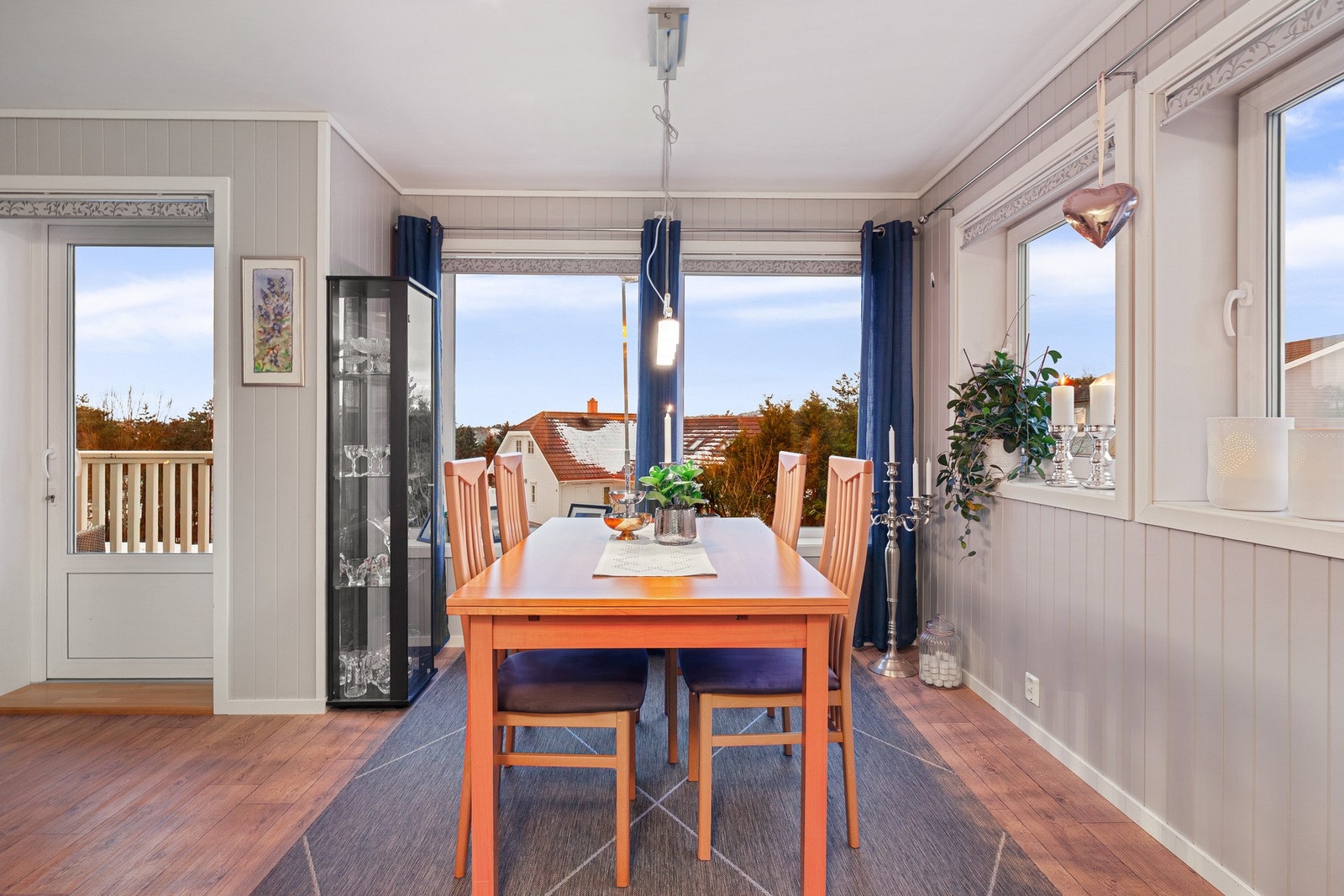 Spisestue ved kjøkken Galleribilde