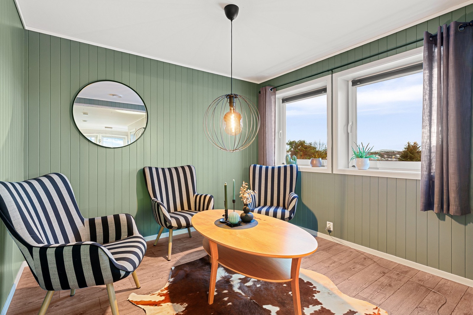 Stue. Denne delen av stuen har tidligere været et soverom. Kan med enke grep tilbakeføres til soverom. Galleribilde