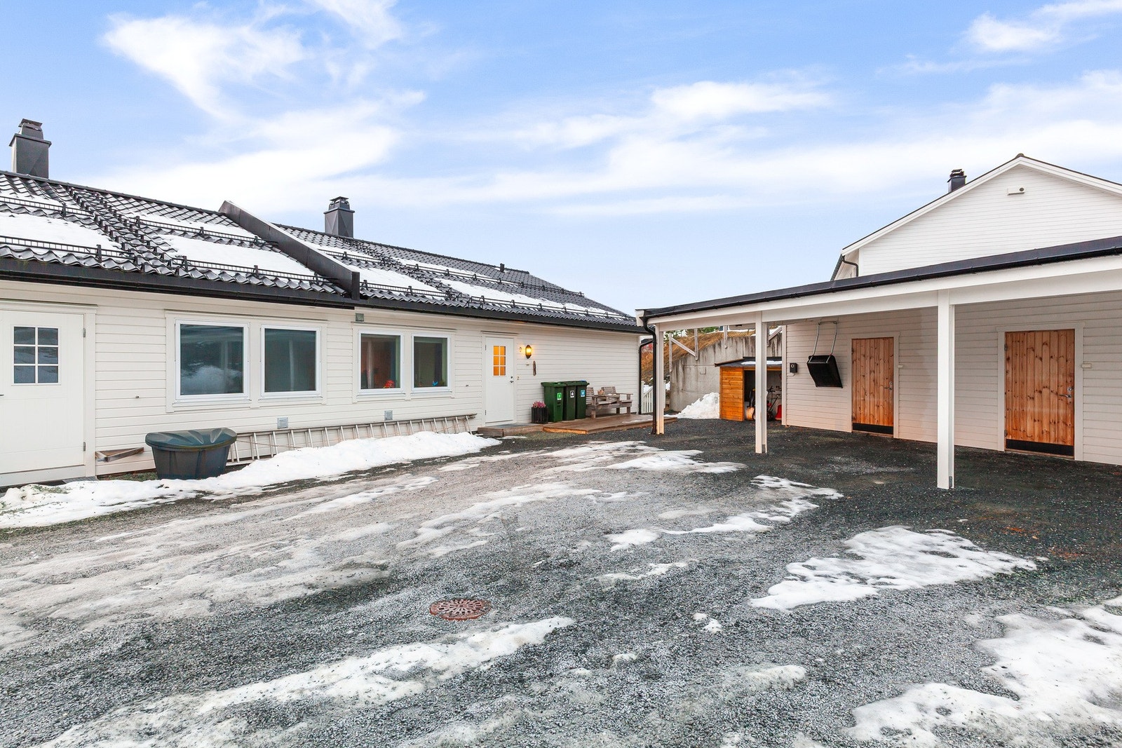 Inngangsparti og carporter Galleribilde